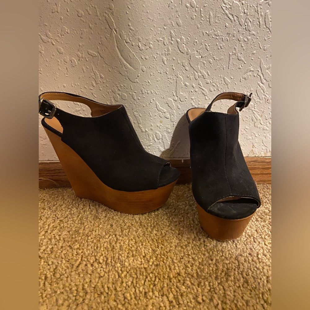 Selling these cute tan & black wedges